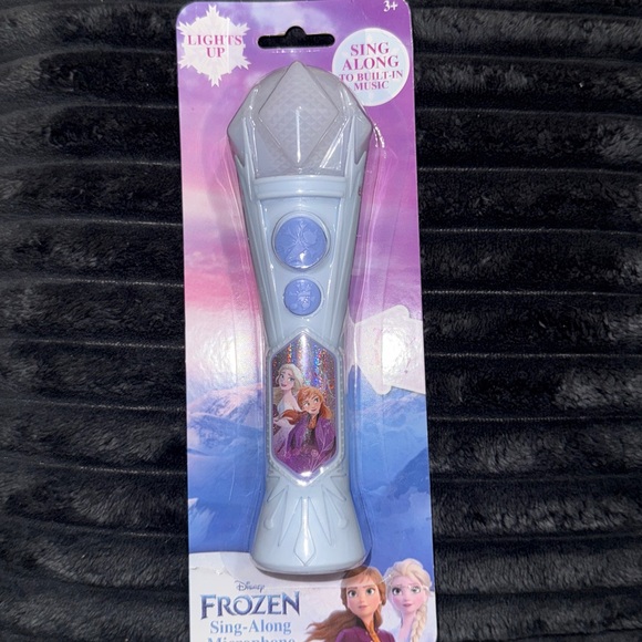 BRAND NEW‼️‼️

💜🩵Disney Frozen Light-Up Singing Microphone - Purple and Blue🩵💜 - Picture 2 of 3
